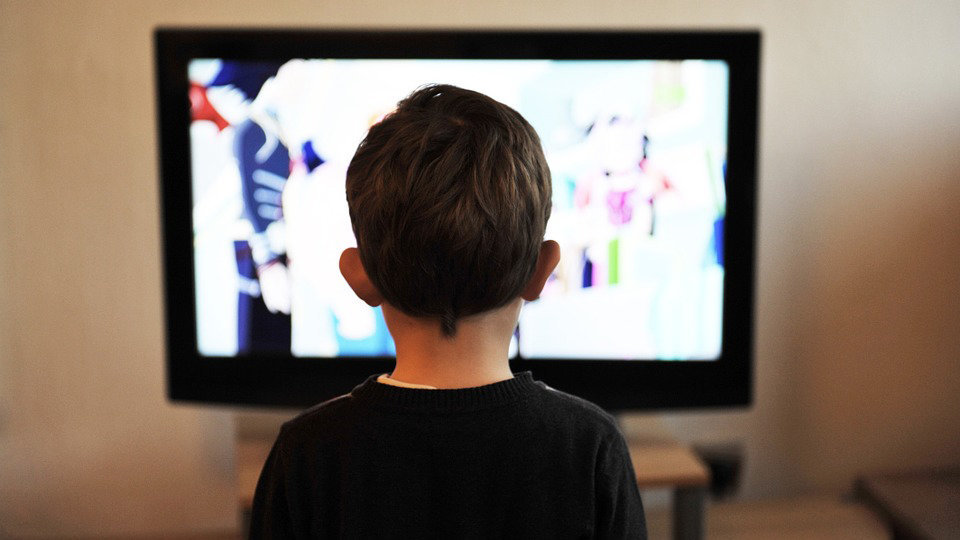 Un niño ve la televisión ARCHIVO