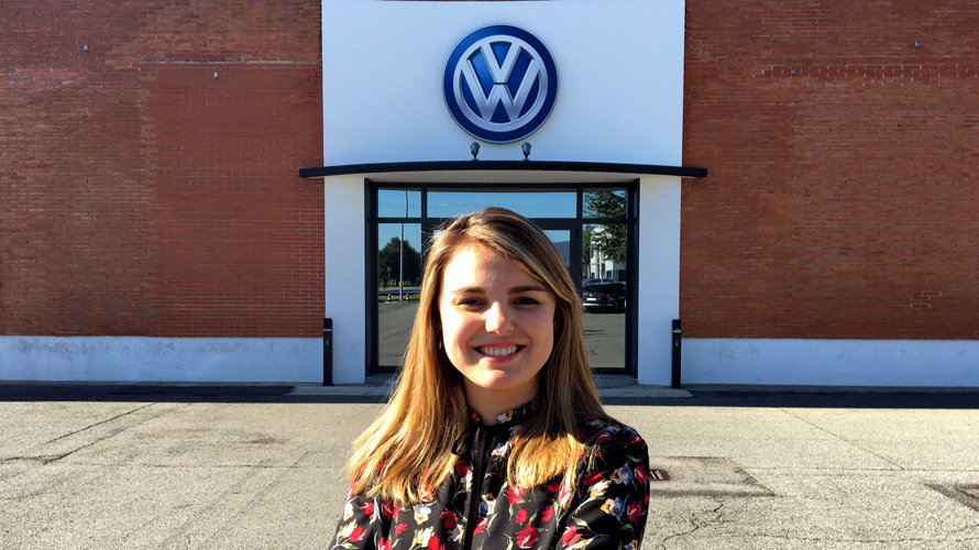 Paula Izco, a las puertas de la fábrica de Volkswagen en Landaben. CEDIDA