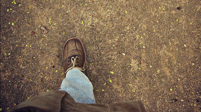 Un hombre paseando por un camino tierra seísmo terremoto zapato