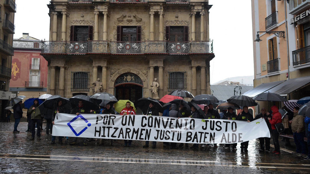 Concentración de los trabajadores de la empresa Perfiles de precisión frente al Ayuntamiento de Pamplona. PABLO LASAOSA