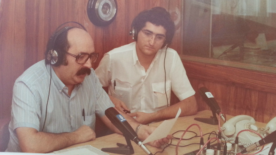Pepe Trujillo leyendo una noticia junto a Juan Tomás Luengo en 1985.