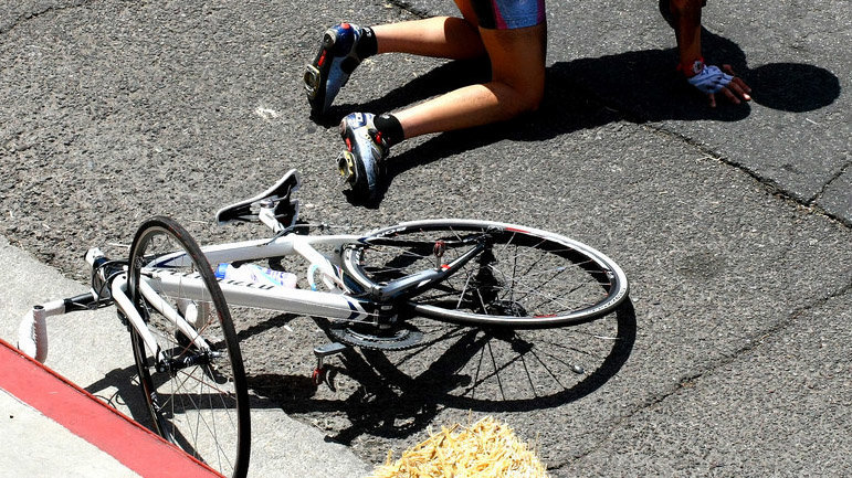 Imagen de un accidente de tráfico con un ciclista atropellado ARCHIVO
