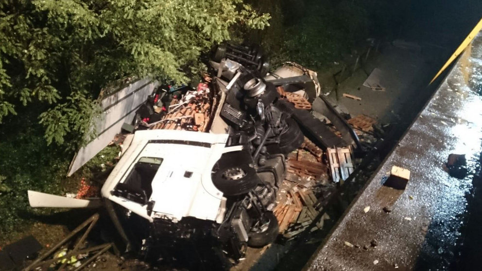 Imagen del estado en el que ha quedado el camión implicado en el accidente de Irún en el que han fallecido dos persona PROTECCIÓN CIVIL DE TOLOSA