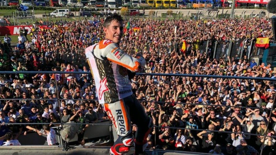 Marc Márquez celebra su título. Web Moto GP.