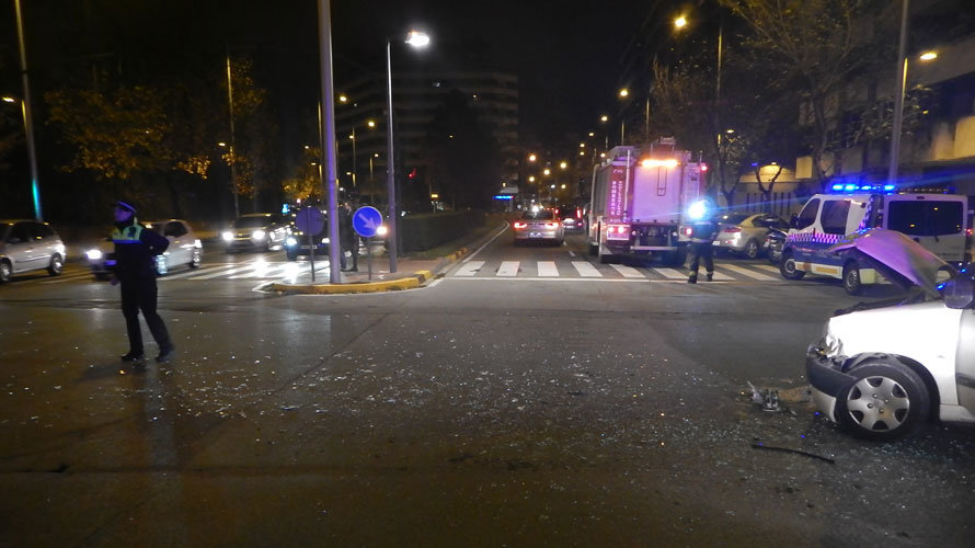 La Policía Municipal trabaja en el choque entre dos vehículos en la calle Esquíroz de Pamplona. POLICÍA MUNIPAL DE PAMPLONA