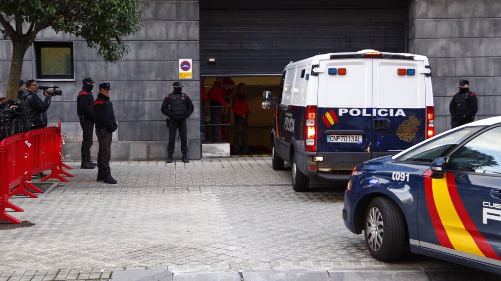 El furgón policial que ha trasladado a El Prenda y su manada hasta la Audiencia de Pamplona. ÍÑIGO ALZUGARAY