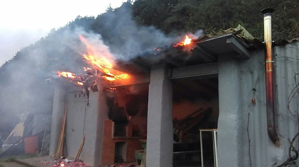 Incendio de una caseta en una zona de huertas de Sorauren. BOMBEROS DE NAVARRA