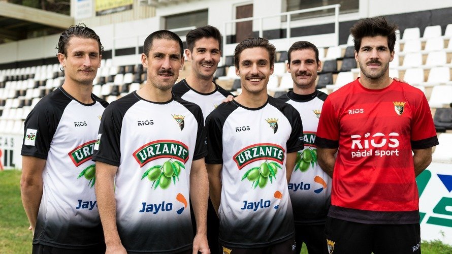 Jugadores del Tudelano con su nuevo bigote. CD Tudelano.