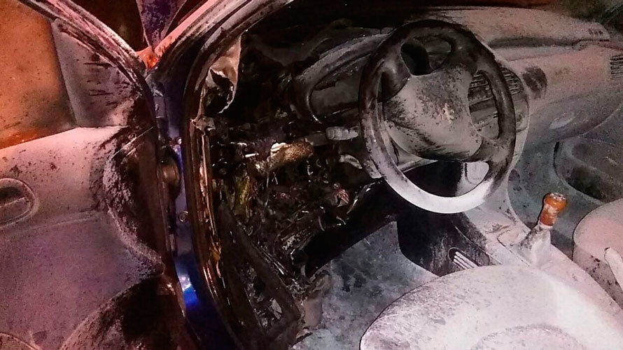 Estado en el que ha quedado el interior del vehículo dañado por las llamas en Pamplona. BOMBEROS DE NAVARRA
