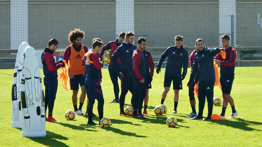 Diego Martínez con sus jugadores en Tajonar.