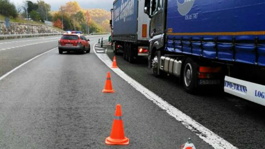 La Policía Foral desvía el tráfico de la carretera N121A a su paso por Oieregi tras el accidente mortal que se ha registrado