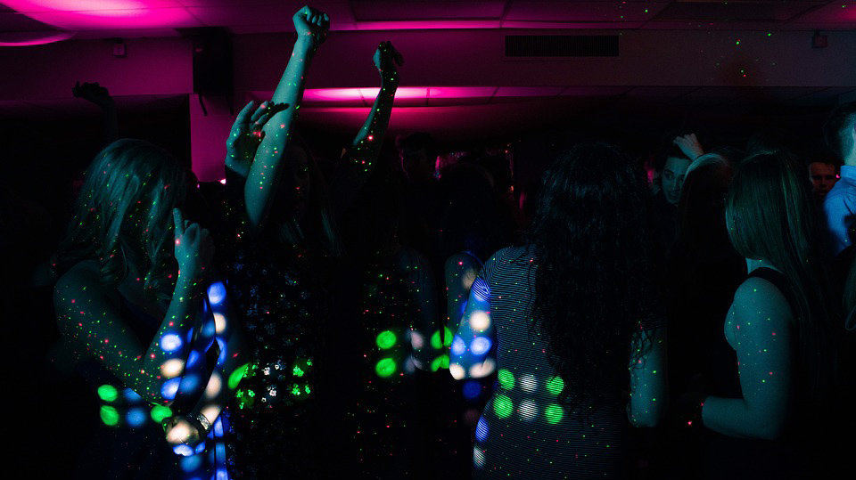Varios jóvenes bailan en una discoteca durante una noche de fiesta ARCHIVO
