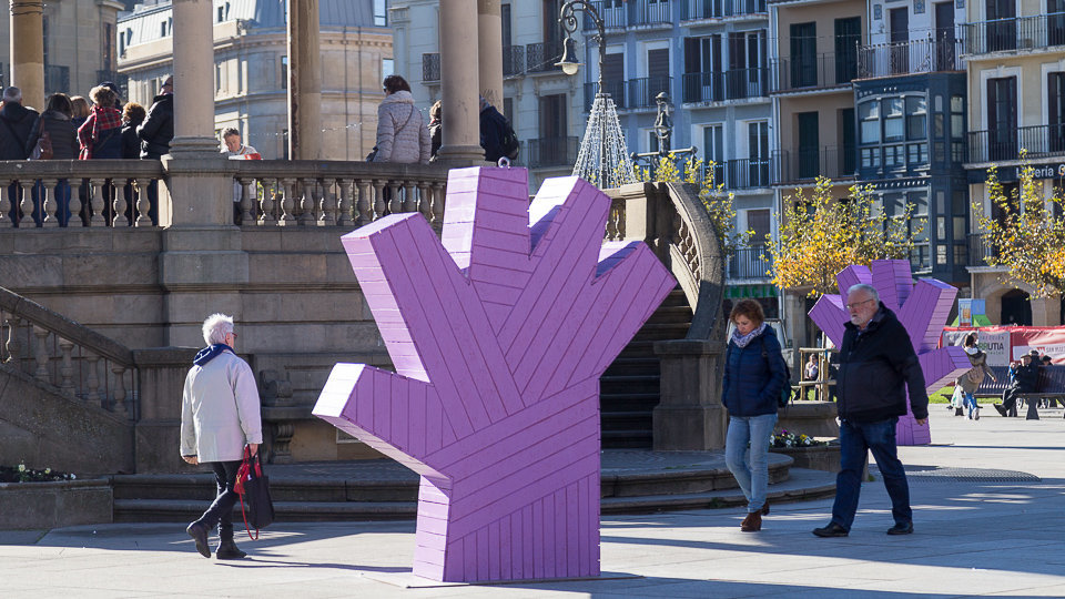 La Plaza del Castillo decorado con manos moradas con motivo del próximo Día Internacional contra la Violencia hacia las Mujeres (02). IÑIGO ALZUGARAY