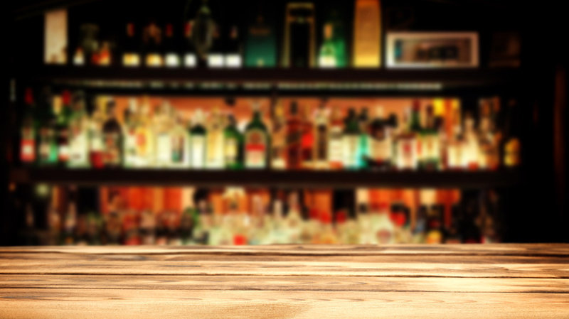 Imagen de la barra de un bar con varias botellas de fondo ARCHIVO