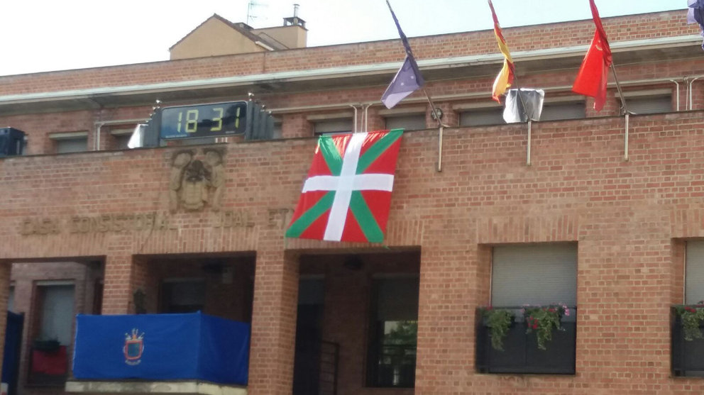 La ikurriña ondeando en el Ayuntamiento de Barañáin, gobernado por Bildu, durante las fiestas patronales.