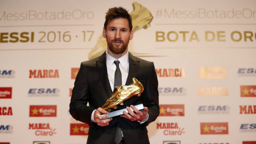 Leo Messi con su nuevo trofeo. Twitter FC Barcelona.