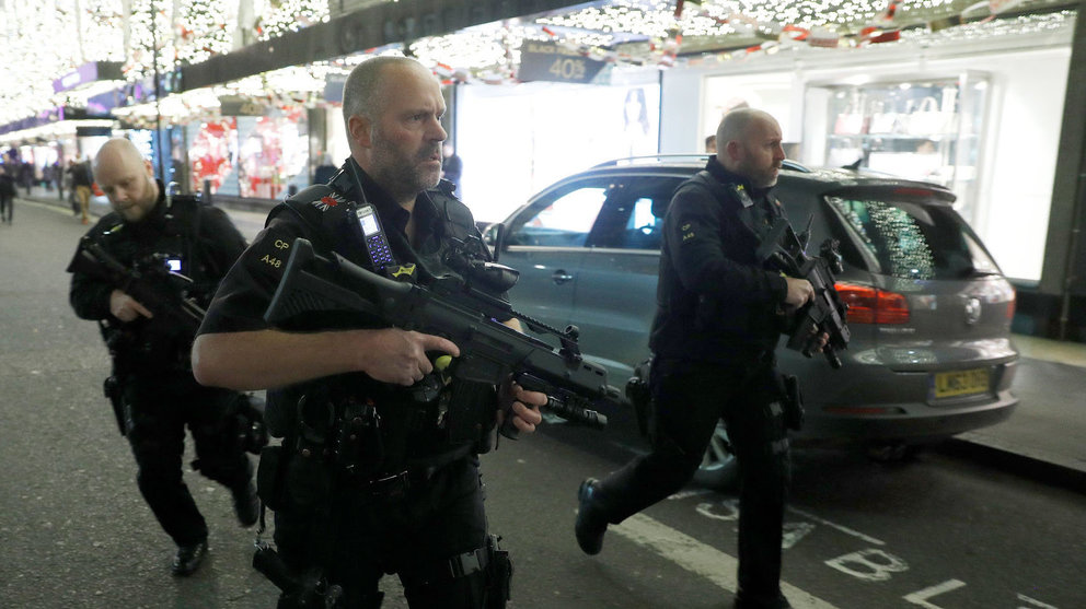 La Policía Británica en la zona de Oxford Street donde ha sido desalojado el metro por un incidente. EL ESPAÑOL