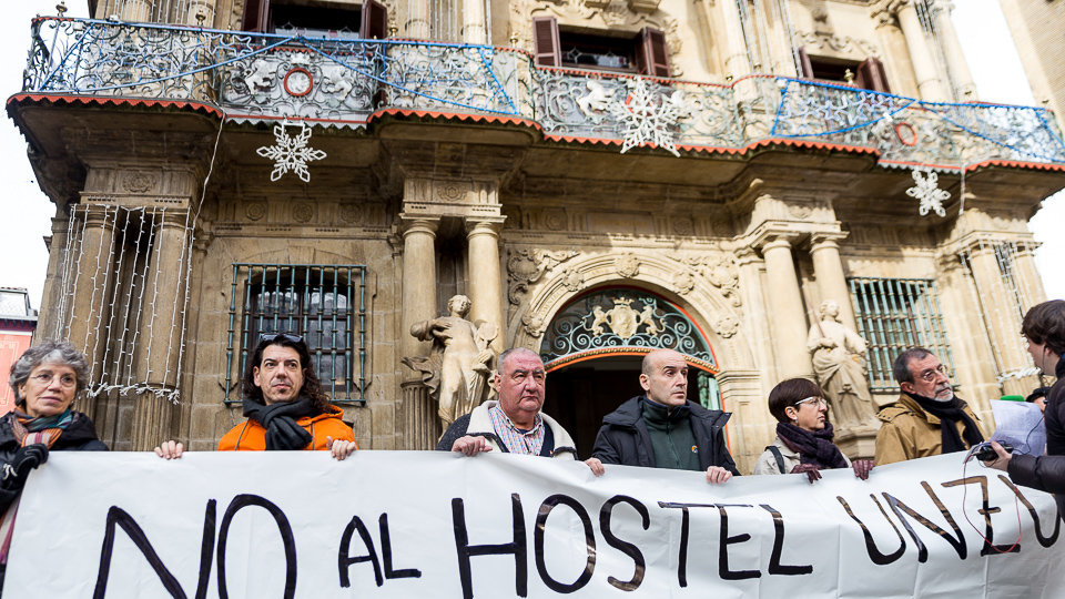 Entrega de firmas contra el proyecto de un hostel en el edificio de Unzu, en la calle Mercaderes de Pamplona (08). IÑIGO ALZUGARAY