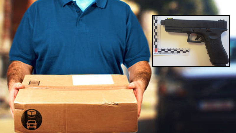 Imagen de un repartidor entregando un paquete solicitado por correo en un domicilio y la pistola requisada por la Policía Foral en Barañáin