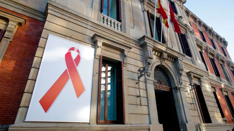 El Parlamento de Navarra exhibe un lazo rojo en su fachada con motivo del día internacional contra el sida VIH. PARLAMENTO DE NAVARRA