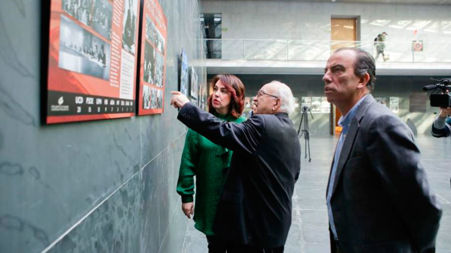 La presidenta del Parlamento Ainhoa Aznárez enseña la exposición fotográfica. PARLAMENTO DE NAVARRA