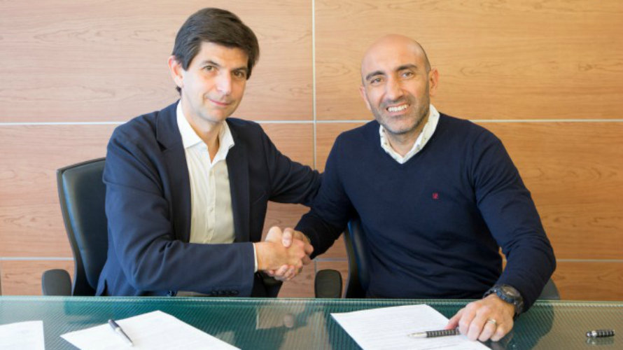 Abelardo firma su contrato con el Alavés. Web D. Alavés.