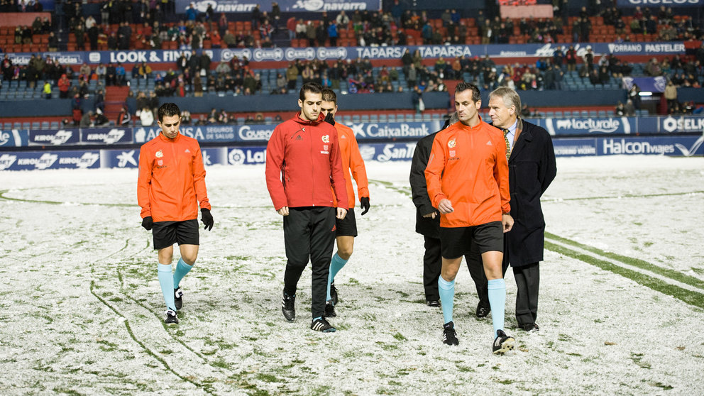 La nevada en El Sadar retrasa el inicio del partido entre Osasuna y Nástic. MIGUEL OSÉS (3)