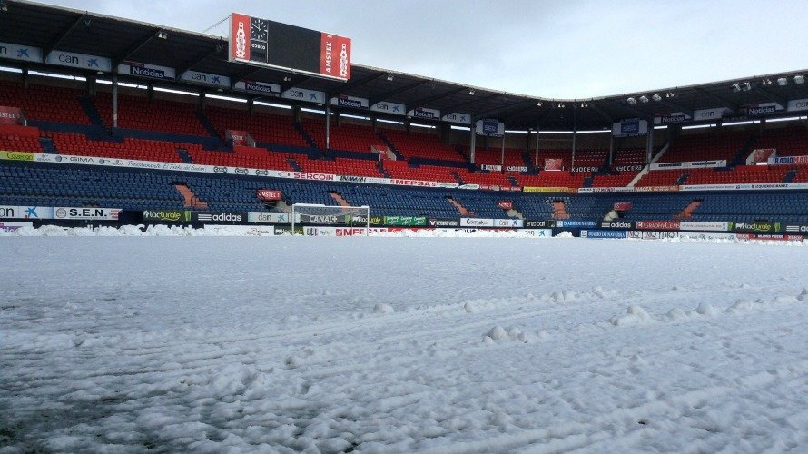 El Sadar nevado antes de Osasuna - Zaragoza aplazado en 2015.