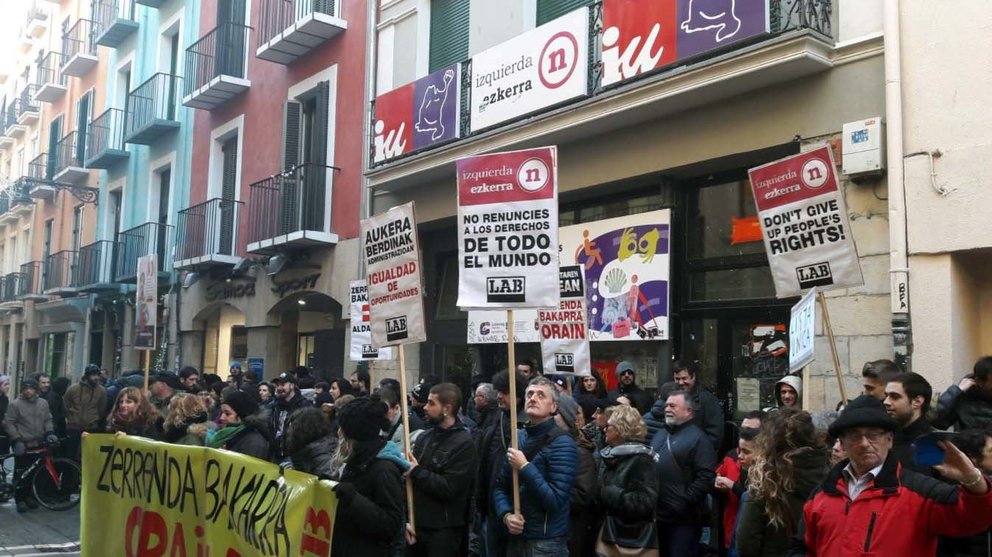 Manifestantes del sindicato LAB junto a la sede de IU en Pamplona. FOTO LAB en Twitter