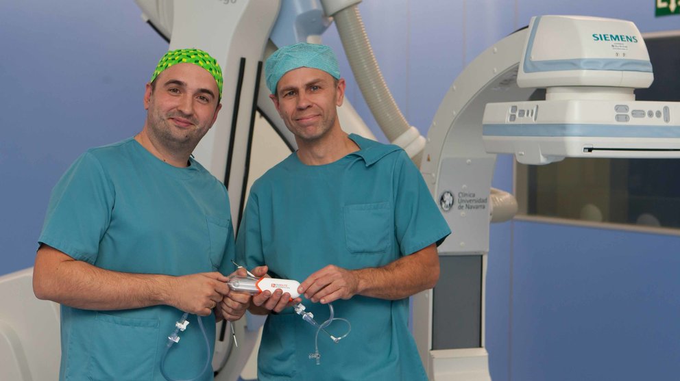 Los doctores de la Clínica Universidad de Navarra Ignacio Leal y Lukasz Grochowicz, que están desarrollando una técnica para prevenir el ictus.