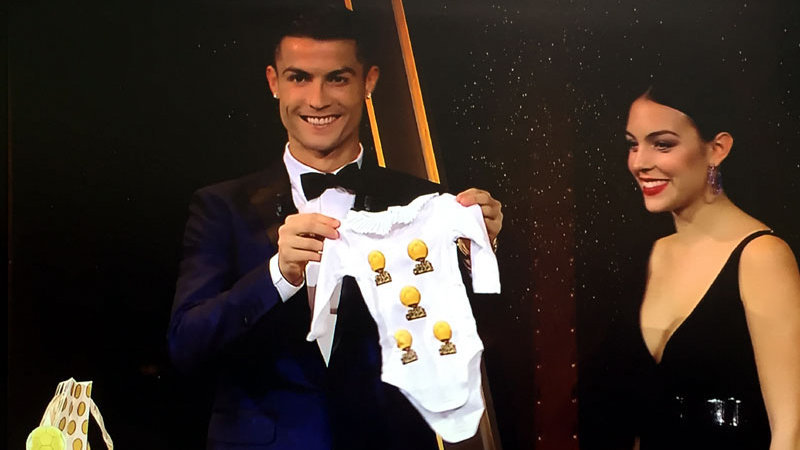 Cristiano Ronaldo junto a su novia Georgina Rodríguez, sonrientes con el detalle que recibieron en la entrega del quinto Balón de Oro en París.
