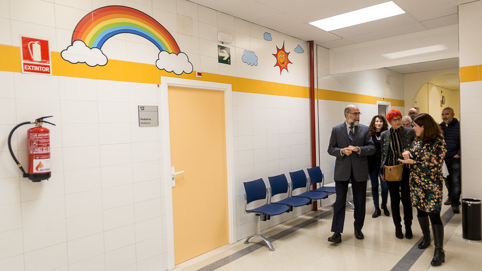 El consejero de Salud, Fernando Domínguez, visita las instalaciones habilitadas para la atención a las urgencias pediátricas en el Centro Doctor San Martín (06). IÑIGO ALZUGARAY