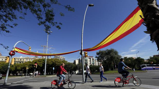 Imagen de una bandera de España colocada en una calle EFE