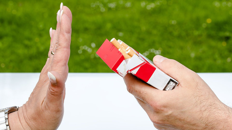 Imagen de una persona ofreciendo una cajetilla de tabaco a una mujer ARCHIVO