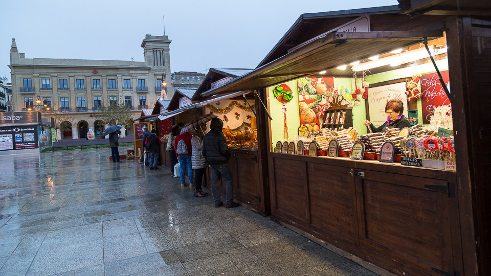 Puestos de la Feria de Navidad, instalada en la Plaza del Castillo, que ofrecen productos y actividades relacionados con el mundo artesano (10). IÑIGO ALZUGARAY