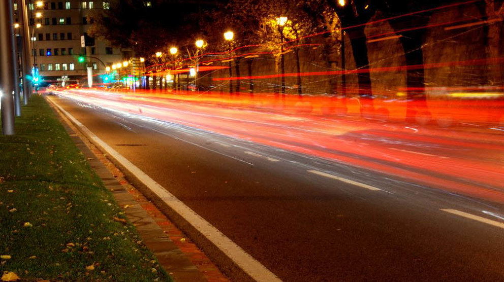 La avenida del Ejército de Pamplona en una imagen de tráfico nocturna en la ciudad PABLO LASAOSA