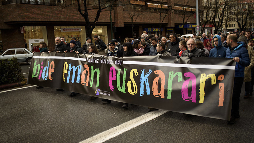 Manifestación convocada por Kontseilua bojo el lema _Bide eman euskarari_ (Dad paso al Euskera). MIGUEL OSÉS_7