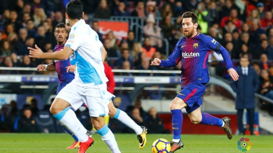 Messi en acción ante el Deportivo. La Liga.