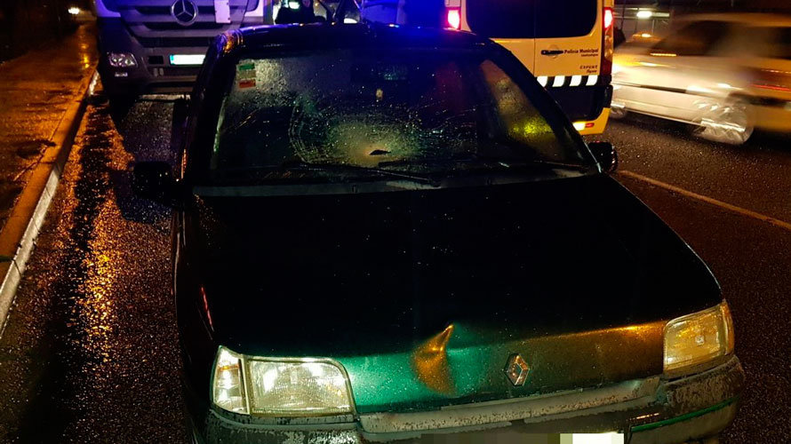 Imagen de la luna delantera del vehículo que ha arrollado a un peatón en la calle Soto de Aizóain. POLICÍA MUNICIPAL DE PAMPLONA