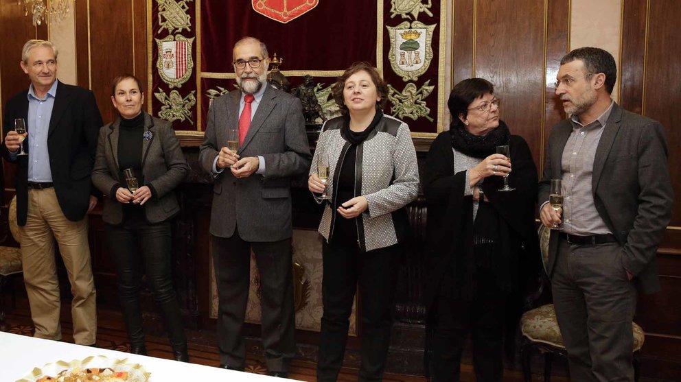 Aranburu, Barkos, Domínguez, Elizalde, Beaumont y Laparra durante el brindis navideño de 2016.