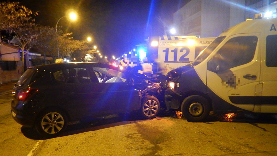 El coche y la ambulancia que han impacto en la calle Beloso Alto de Pamplona. POLICÍA MUNICIPAL