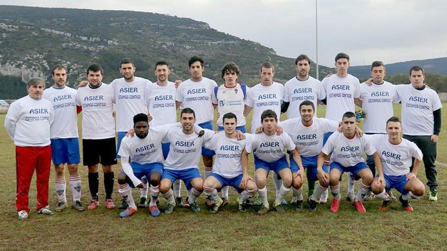 Jugadores del Ilumberri con camisetas de apoyo a Asier. Facebook Ilumberri
