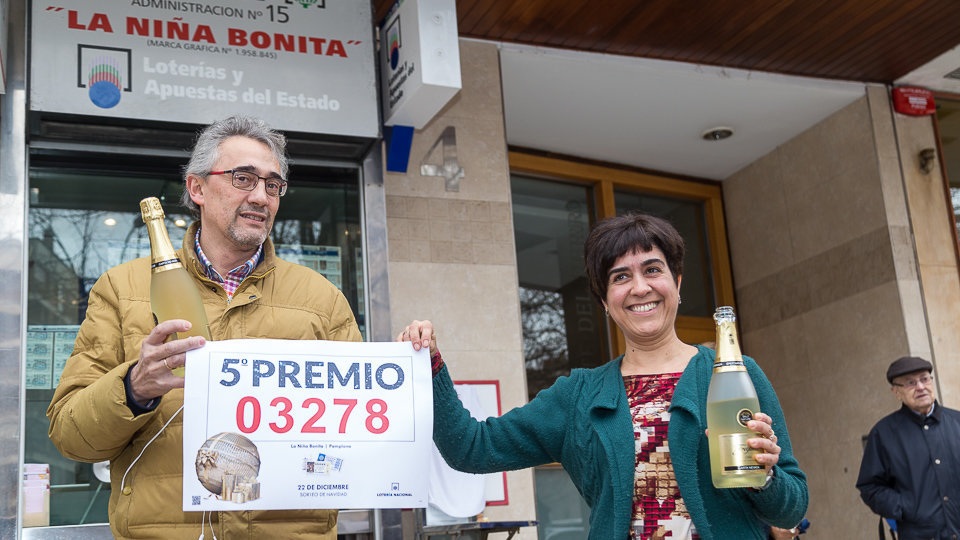 José María Tovar, de la administración de lotería 'La niña bonita' en la calle Fuente del Hierro de Pamplona ha vendido 150 décimos de un quinto premio . IÑIGO ALZUGARAY (15)
