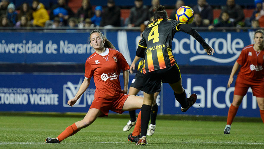 Las selecciones femeninas de fútbol de Navarra y Cataluña se enfrentan en un partido amistoso en El Sadar. PABLO LASAOSA 030
