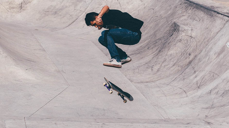 Un joven realiza un salto con su skateboard