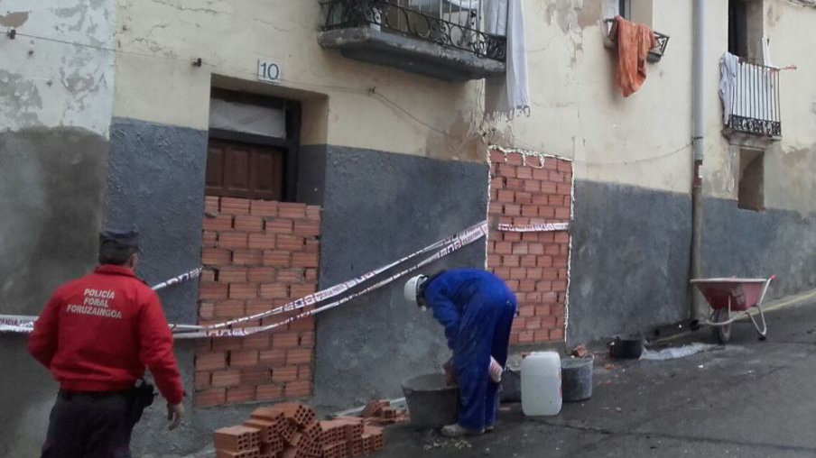 Tapiado de los accesos a la casa incendiada en Funes POLICÍA FORAL