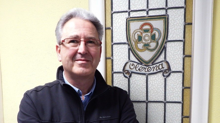 Armando redondo junto al escudo de Oberena.