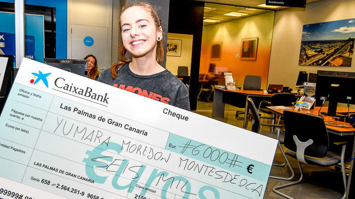 Yumara Morejón fue la premiada con los 6.000 euros para poder comprar lo que quisiera. FOTO JUAN CASTRO LA PROVINCIA 
