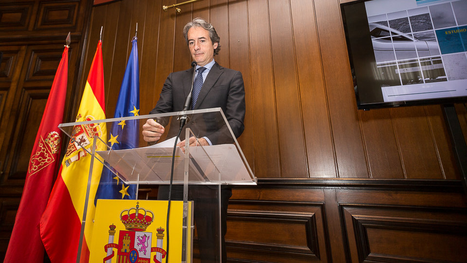 El ministro de Fomento, Íñigo de la Serna, presenta la conexión ferroviaria de Navarra con la Y vasca en un acto al que asisten Manu Ayerdi y Arantxa Tapia. IÑIGO ALZUGARAY (28)