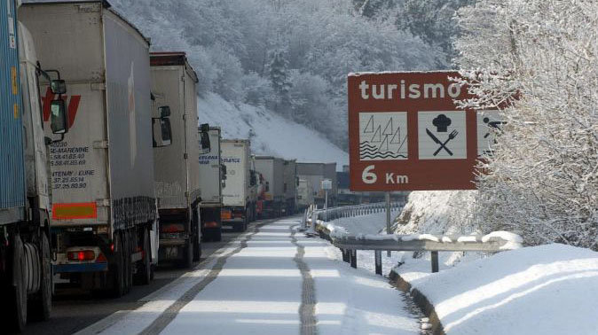 Foto de archivo de camiones atrapados por la nieve a su paso por Zarautz (Guipúzcoa)